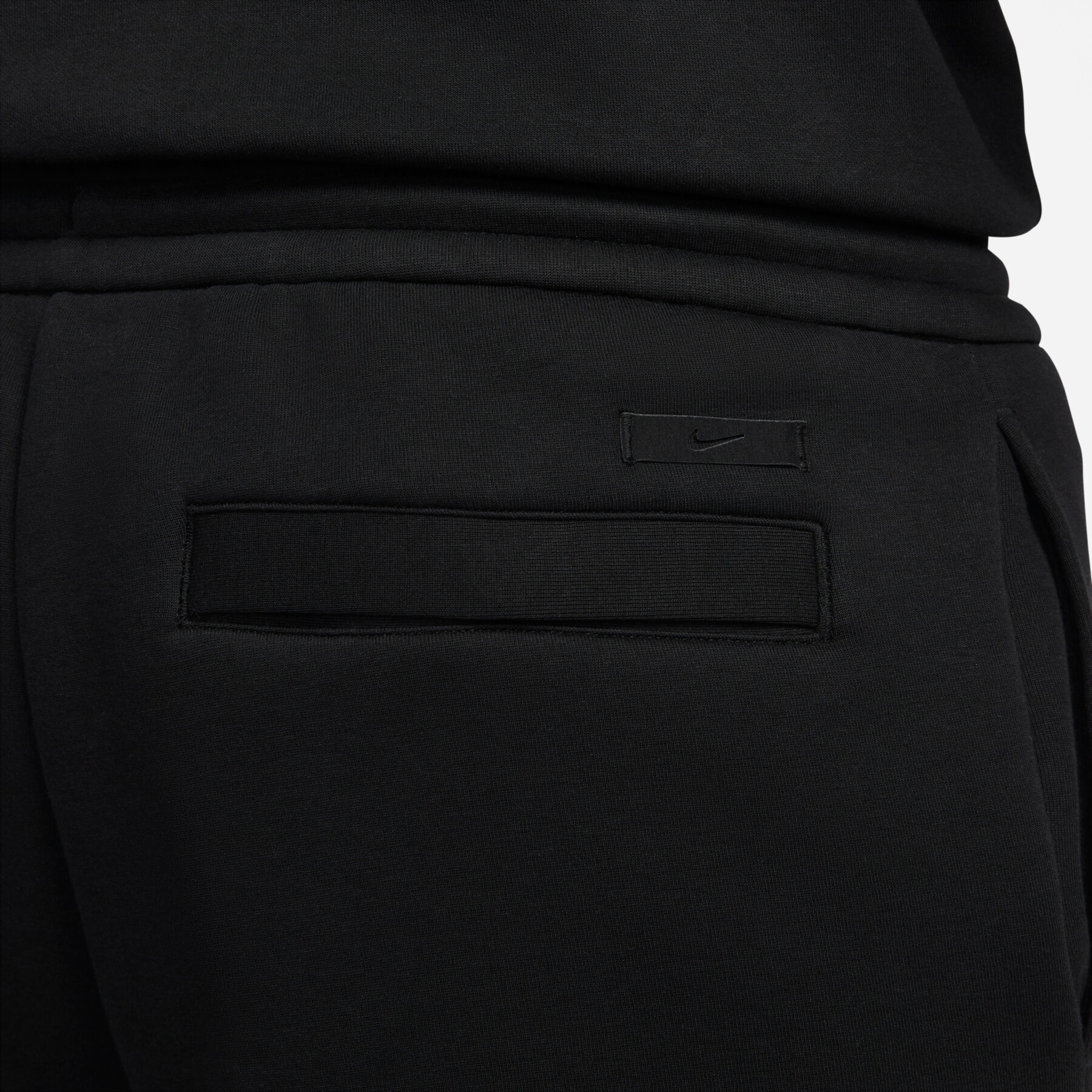 Lockere Jogginghose mit offenem Saum Nike Tech Fleece Reimagined